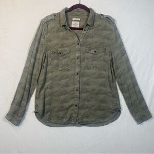 American Eagle Outfitters Green Camouflage Button Down Shirt Size Medium